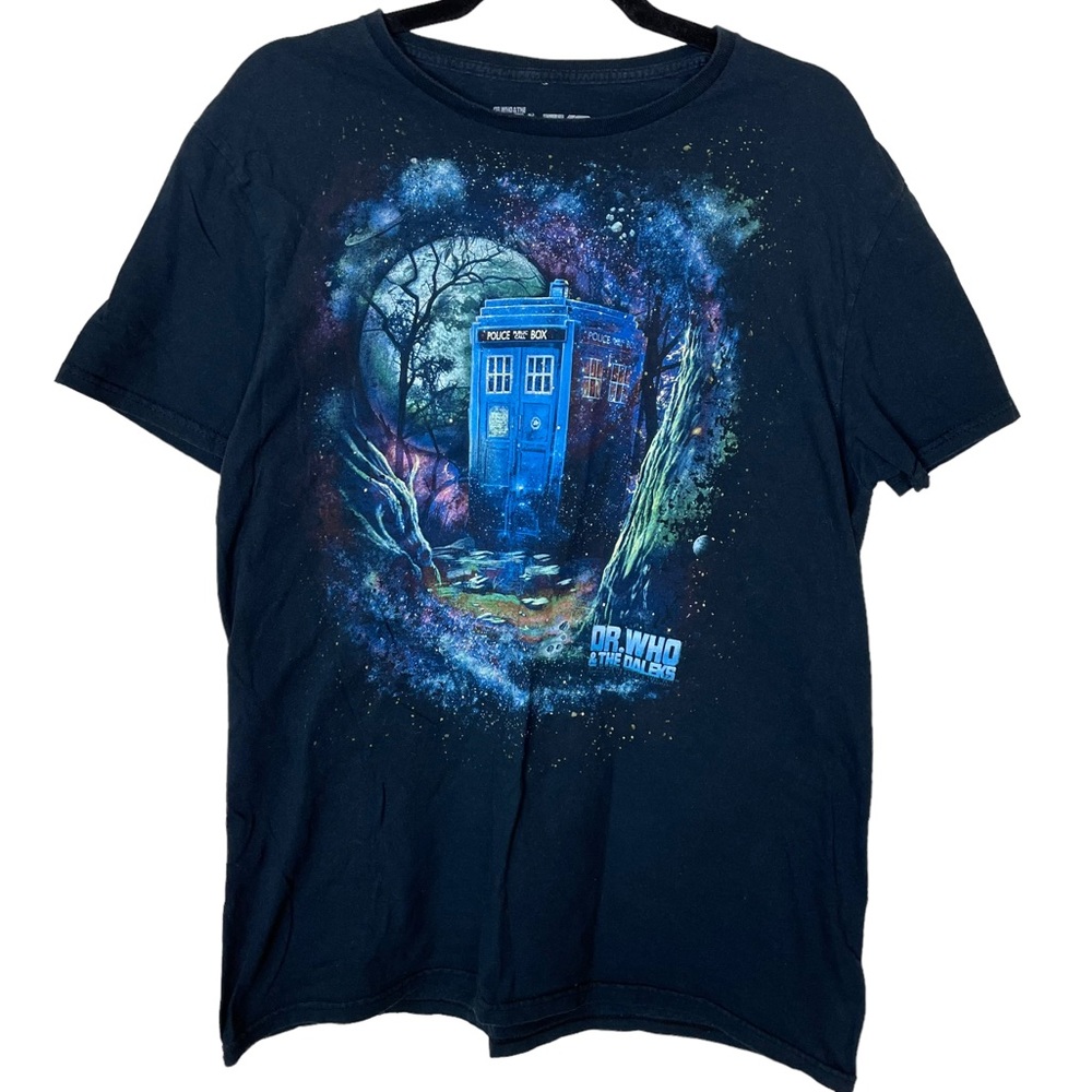 Dr.Who & The Daleks Black Graphic SS T-Shirt 2017 Size Large Police Box Tardis